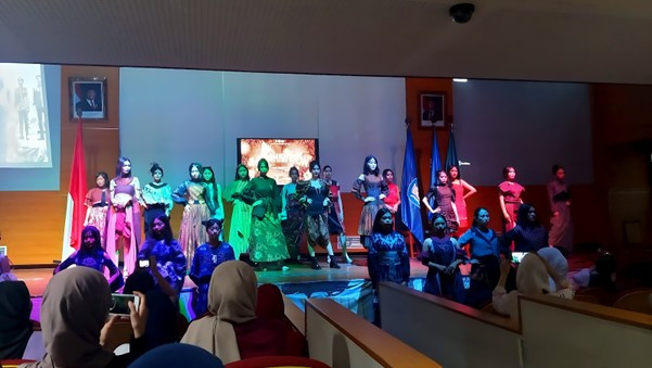 Fashion show karya mahasiswa Tata Busana Universitas Negeri Jakarta dalam FASXHIBITION 2025 (16/10). (FARAH)