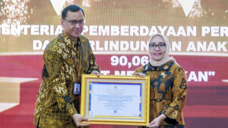 Menteri PPPA Arifah Fauzi menerima penghargaan dari Kepala ANRI Mego Pinandito (20/10). (Kemen PPPA)