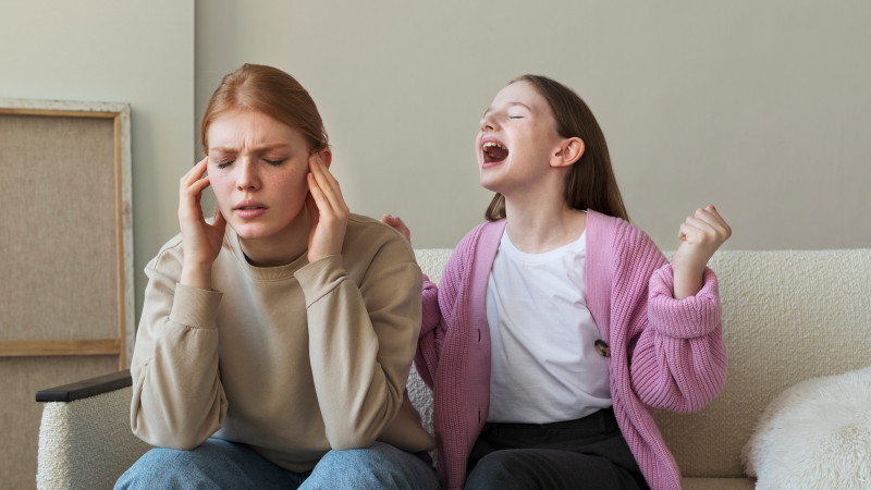 Ilustrasi anak berteriak kepada ibunya. (Freepik)