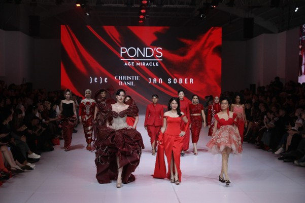 Panggung Miracle Runway JFW 2025 by POND'S Age Miracle (1/11). (FARAH)