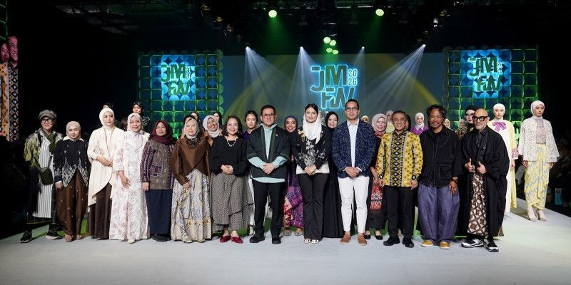 Menteri Perdagangan Budi Santoso bersama para pelaku industri modest fashion di closing ceremony JMFW 2026 di Balai Kartini, Jakarta (9/11). (Ist)