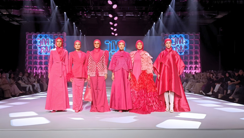 Magenta ala Buttonscarves di JMFW 2026 (9/11). (FARAH)