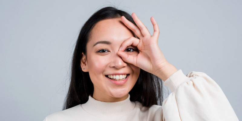 Ilustrasi perempuan menunjukkan mata sehatnya. (Freepik)