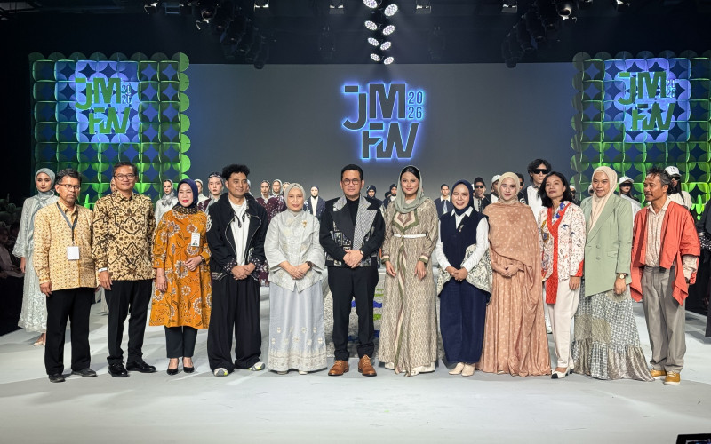Menteri Perdagangan Budi Santoso bersama pelaku industri modest fashion di opening ceremony JMFW 2026 (6/11) di Balai Kartini. (Ist)