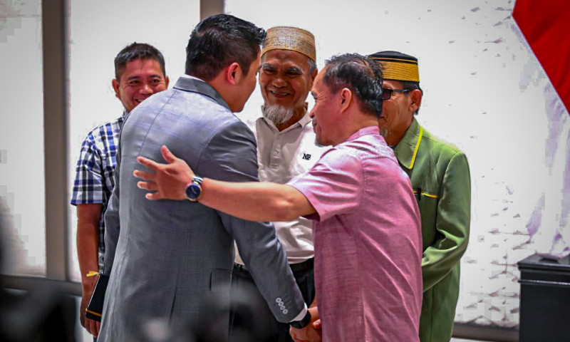 Penyerahan surat rehabilitasi untuk 2 guru asal Luwu Utara oleh Sekretaris Kabinet Teddy Indra Wijaya. (BPMI Setpres)